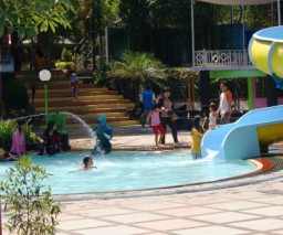 Wisatawan Anak Banjiri Water Park KWT Lumajang